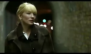 او پول برهنه در مقابل دوربین به دست سکسخواهر آورده.