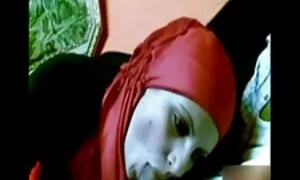 او سنگ را در کنار او سیکس خواهربرادر کشید و دهان و بیدمشک او را شکست.
