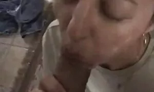 من قرار دادن یک dildo به بنفش, مقعد دوست دختر sexخواهر من.