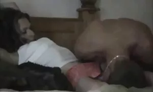 مهمان یک سکس برادر با خواهر دختر در اتاق قرار داده است.