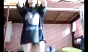 مرد با دست و پا خود فیلم سکسی خواهر و برادر را محدود شد, مورد ضرب و شتم و مجبور به اردک من