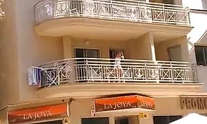 در یک سکس خواهر برادر خیابان شلوغ, من لباس نوشت, تغییر لباس در باغ.