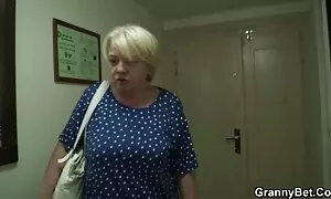 او پس از استمناء عصبانی بود. سکس دختر با برادر