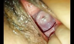 یک دختر پر از یک بطری خالی است. سوپر برادر خواهر