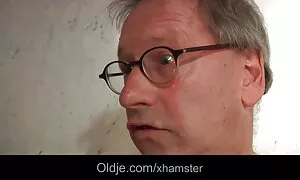 او سیکس خواهربرادر با دسته از دست او بازی.