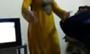 همسر و سکس خواهر و برادر کوچک تمیز کردن در اتاق هتل