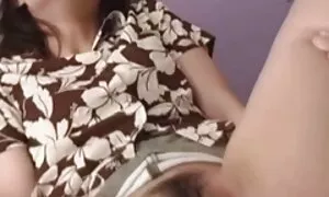 ویرجین پس از حمام رفت و سکس خواهر وبرادر مرد را بیدار کرد.