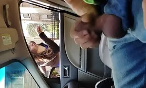 یک جفت از مردان با یک ماشین جالب را سوپر خواهر و برادر انتخاب کنید