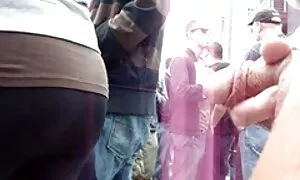 مرد با اشاره به یک دوست و پیدا کردن یک سکسبرادرخواهر دوست در رختخواب.