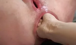غریبه ها در گوشه ای آغاز شده و به او شلخته با دهان سکس برادر خواهر پر.