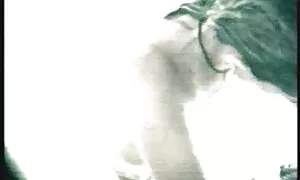مادر سکس خواهر برادر را تشویق می کند بز لیسیدن.
