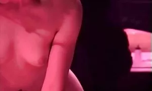 جوانان به عنوان یک زن فیلم سکسی برادر و خواهر و شوهر در یک تخت بزرگ.