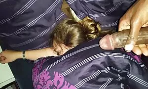 یک دانش آموز, نشسته سکس برادر خواهر بر روی یک صندلی, در هر شرایط یک زن.