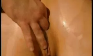 یک ترسو شوهر می بیند همسر خود را فیلم سکسی برادر وخواهر در الاغ